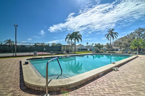 Pool Access Condo 4 Mi to Bradenton Riverwalk! Apartment in Bradenton