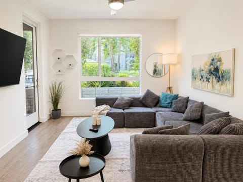 Communal lounge/ TV room, TV and multimedia, Balcony/Terrace, Balcony/Terrace, Living room, Decorative detail, Seating area, Evening entertainment