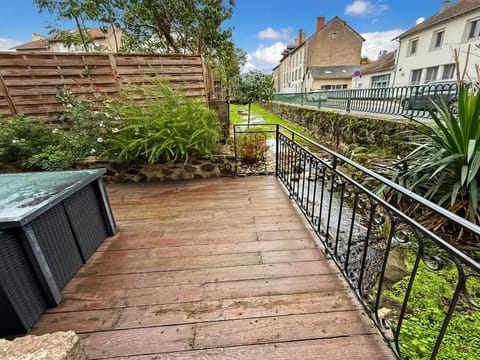 Ancien moulin renove, terrasse au bord de l eau House in Aurillac