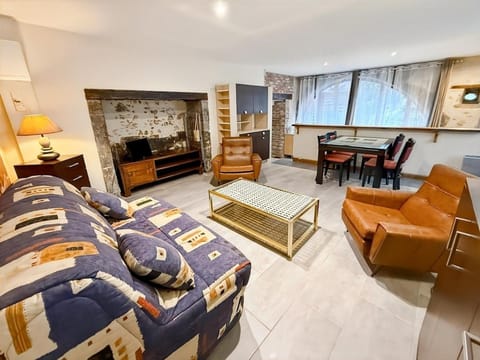 Ancien moulin renove, terrasse au bord de l eau House in Aurillac