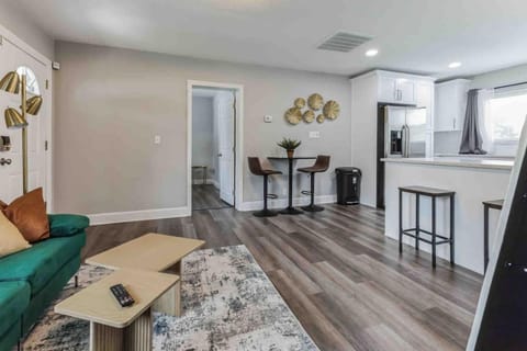 South Tampa 3BR with Backyard that Sleeps 10 House in Tampa