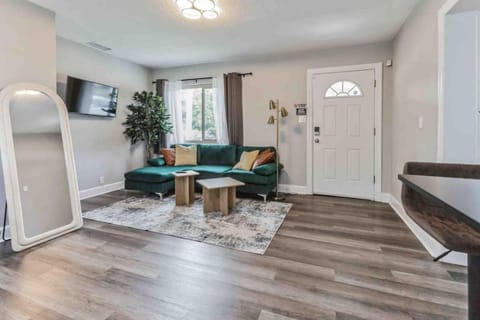 South Tampa 3BR with Backyard that Sleeps 10 House in Tampa