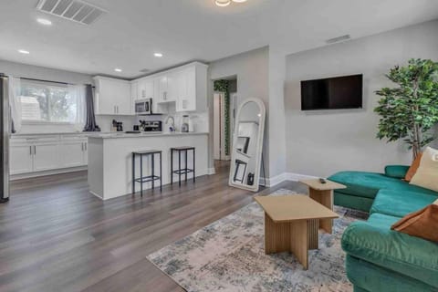 South Tampa 3BR with Backyard that Sleeps 10 House in Tampa