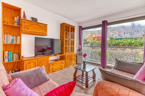 Natural landscape, Library, TV and multimedia, View (from property/room), Balcony/Terrace, Living room, Seating area, Evening entertainment, Mountain view