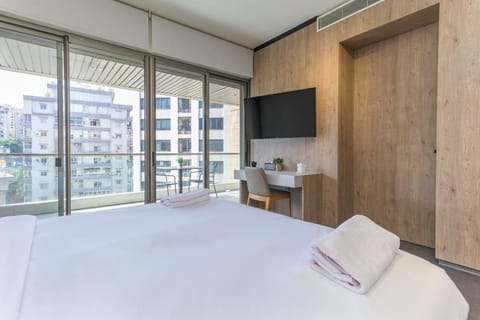 Bed, TV and multimedia, Balcony/Terrace, City view, towels