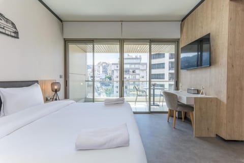 Bed, TV and multimedia, View (from property/room), Balcony/Terrace, City view