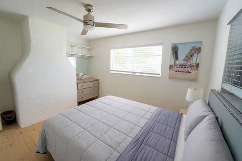 Bed, Photo of the whole room, Bedroom, air conditioner