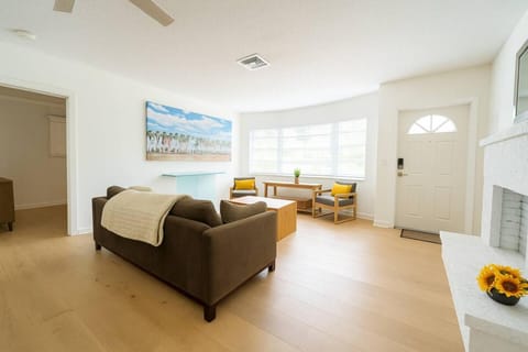 Living room, Photo of the whole room, Seating area