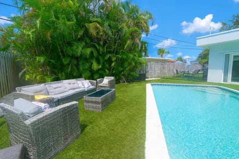 Patio, Garden view, Pool view, Swimming pool, sunbed