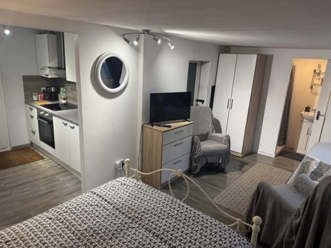TV and multimedia, Living room, Photo of the whole room, Seating area, Dining area, Bedroom, oven, wardrobe