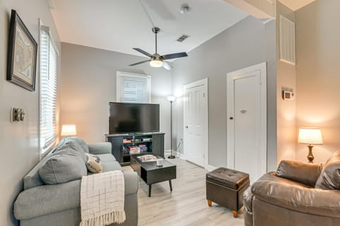 half Mi to Cruise Port! Galveston Retreat with Yard House in Texas City