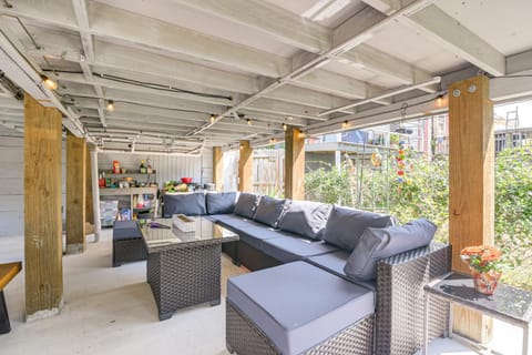 half Mi to Cruise Port! Galveston Retreat with Yard House in Texas City