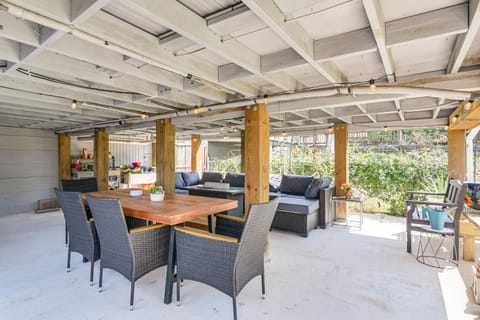 half Mi to Cruise Port! Galveston Retreat with Yard House in Texas City