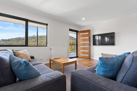 The Derby Cabin Stay! NEW HOT TUB! Cabin in Branxholm