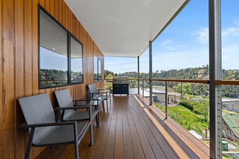 The Derby Cabin Stay! NEW HOT TUB! Cabin in Branxholm