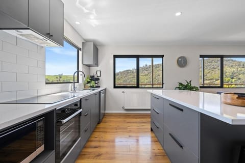 The Derby Cabin Stay! NEW HOT TUB! Cabin in Branxholm