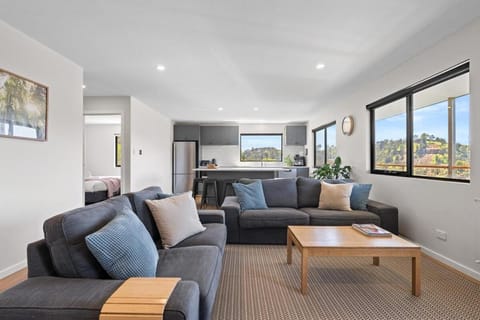 The Derby Cabin Stay! NEW HOT TUB! Cabin in Branxholm