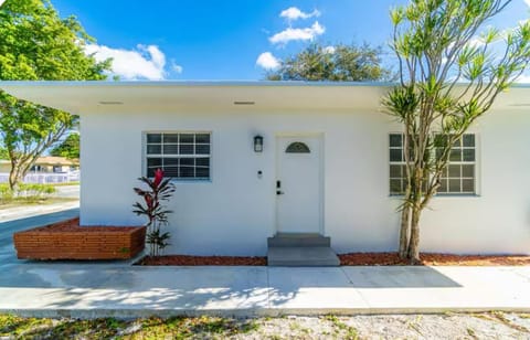 Cozy Miami Home Next to Beach & Aventura Mall Apartment in Biscayne Park