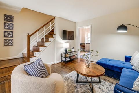 1 Mi to Old Town Alexandria Townhome with Patio House in Alexandria