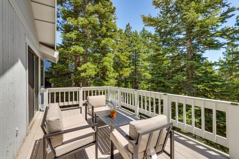 3 Mi to Lake Tahoe Forest-View Sanctuary with Deck! House in Incline Village