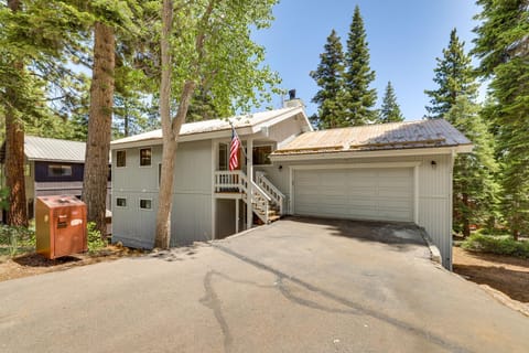 3 Mi to Lake Tahoe Forest-View Sanctuary with Deck! House in Incline Village