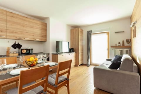 Coffee/tea facilities, Kitchen or kitchenette, Living room, Dining area