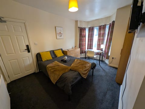Bed, TV and multimedia, Photo of the whole room, Bedroom