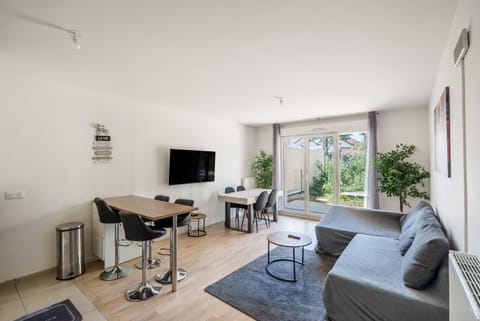 TV and multimedia, Living room, Lounge or bar, Seating area