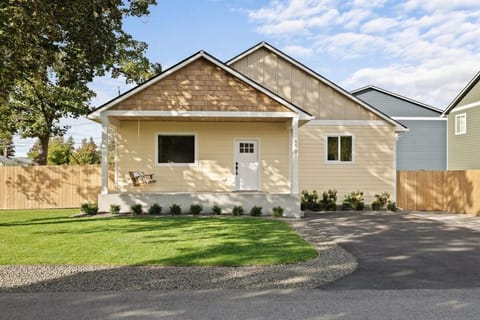 New! Cozy Cottage in Spokane Valley House in Spokane Valley
