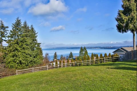 Oceanline 180° home House in Federal Way