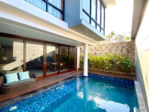 Patio, Pool view, Swimming pool, sunbed