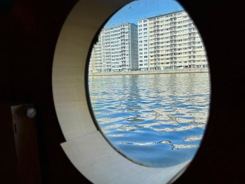 La péniche de Santa Cruz - Sur la Meuse, centre ville Docked boat in Liège