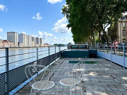 La péniche de Santa Cruz - Sur la Meuse, centre ville Docked boat in Liège