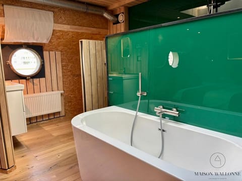 La péniche de Santa Cruz - Sur la Meuse, centre ville Docked boat in Liège