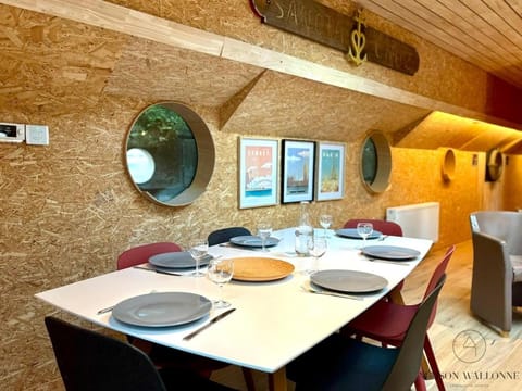 La péniche de Santa Cruz - Sur la Meuse, centre ville Docked boat in Liège