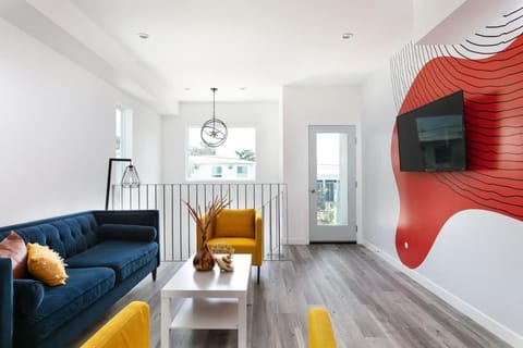 Upscale LA Getaway Sleeps 8 with Free Parking House in Echo Park