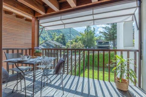 Patio, Spring, Day, Natural landscape, Garden, View (from property/room), Balcony/Terrace, Dining area, Garden view, Mountain view