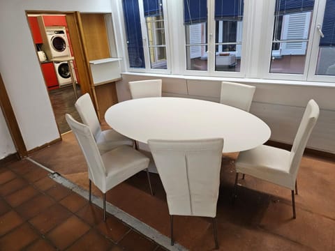 Privat Grosse Zimmer -Mars- mit gemeinsamer Küche und Bad in Altstadt Chur Bed and Breakfast in Chur