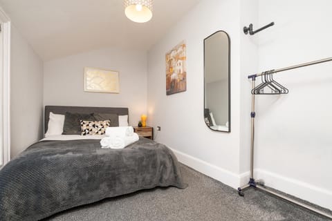 Stunning Apartment - Central Location - Sleeps 4 Apartment in Grimsby