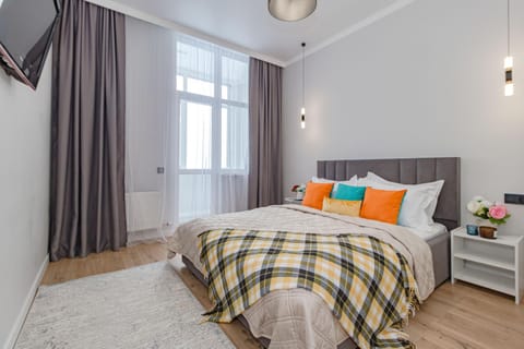 Bed, TV and multimedia, Photo of the whole room, Bedroom, towels
