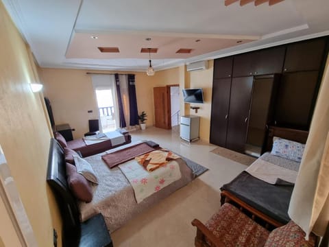 Communal lounge/ TV room, Bed, TV and multimedia, Living room, Photo of the whole room, Seating area, Evening entertainment, Bedroom, towels, wardrobe