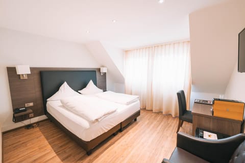 Bed, TV and multimedia, Bedroom