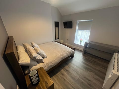 Bed, TV and multimedia, Photo of the whole room, Bedroom