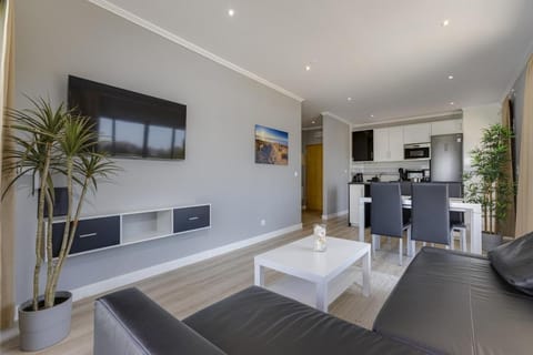 TV and multimedia, Kitchen or kitchenette, Living room, Seating area, Dining area, stove