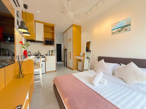 Bed, TV and multimedia, Kitchen or kitchenette, Photo of the whole room, Dining area, Bedroom