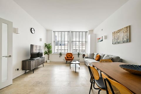 Communal lounge/ TV room, TV and multimedia, Living room, Seating area, Dining area, Evening entertainment