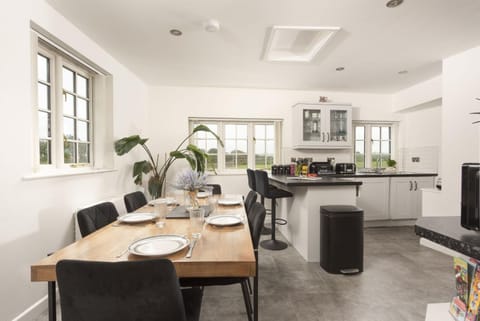 Kitchen or kitchenette, Seating area, Dining area, pet friendly, stove