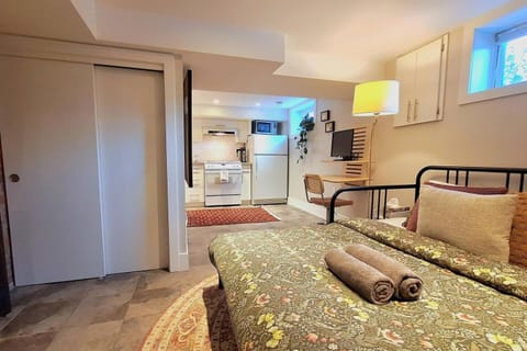 Bed, Kitchen or kitchenette, Photo of the whole room, Bedroom, pet friendly, wardrobe