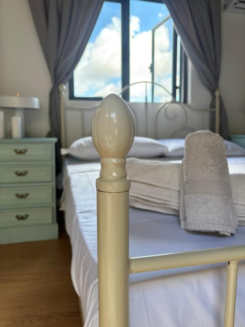 Bed, Bedroom, towels