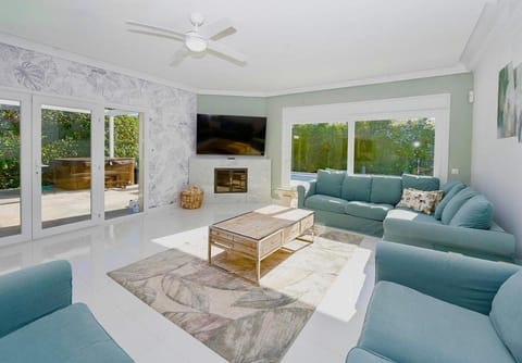 TV and multimedia, Living room, Seating area, fireplace